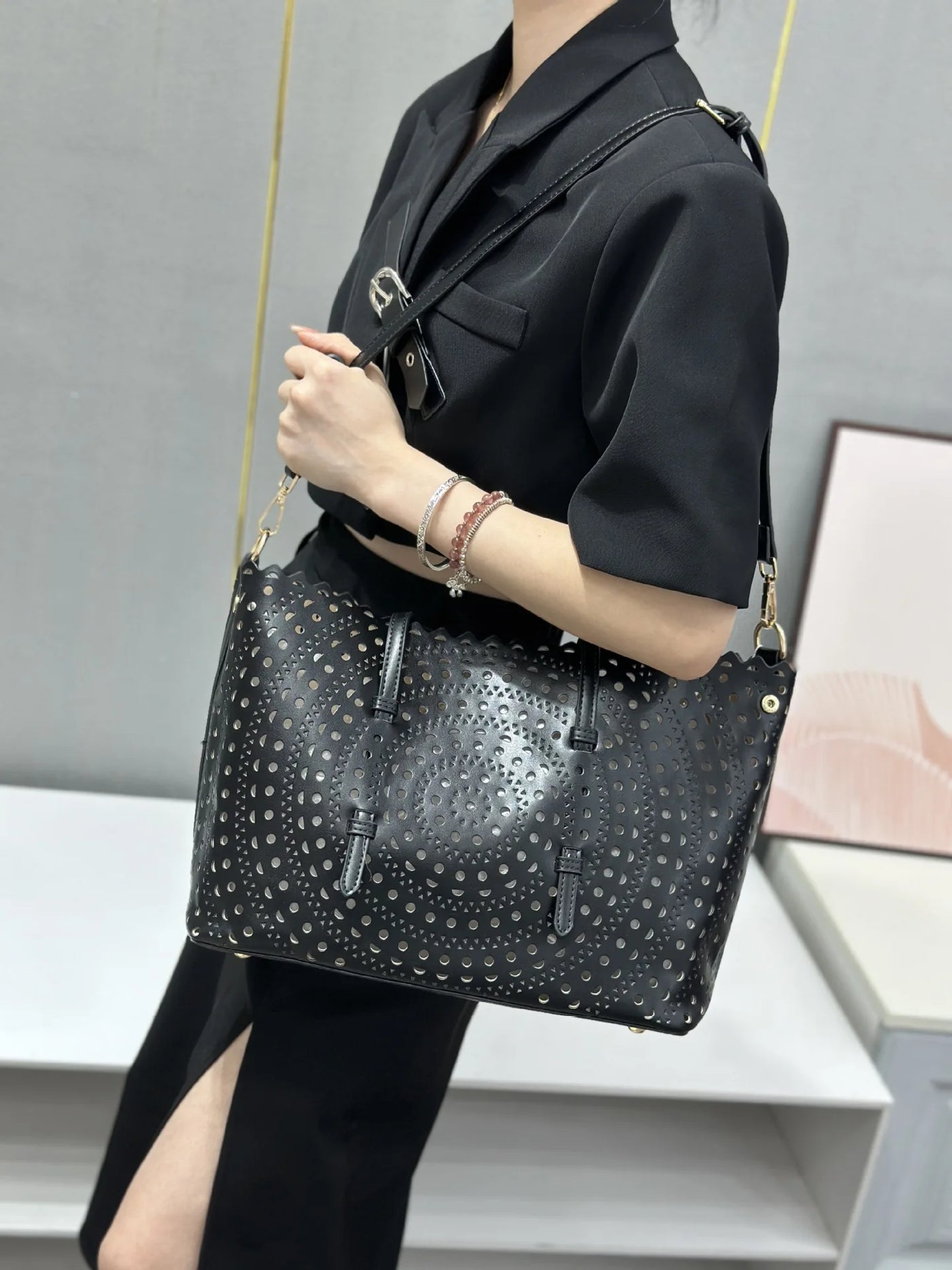 Women's Designer Brand Luxury Round Wave Large Capacity Shopping Tote Handbag Carved Basket Lady Shoulder Crossbody Mother Bag