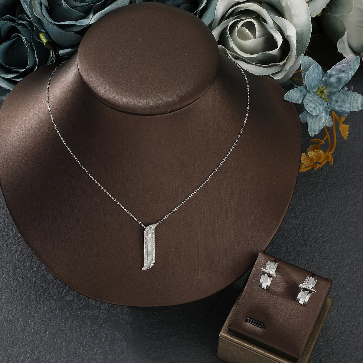 Fashion New Romatic Women's Sweet 2 Pcs Necklace & Earrings Set Sehll Material Geometic Design Jewelry Set