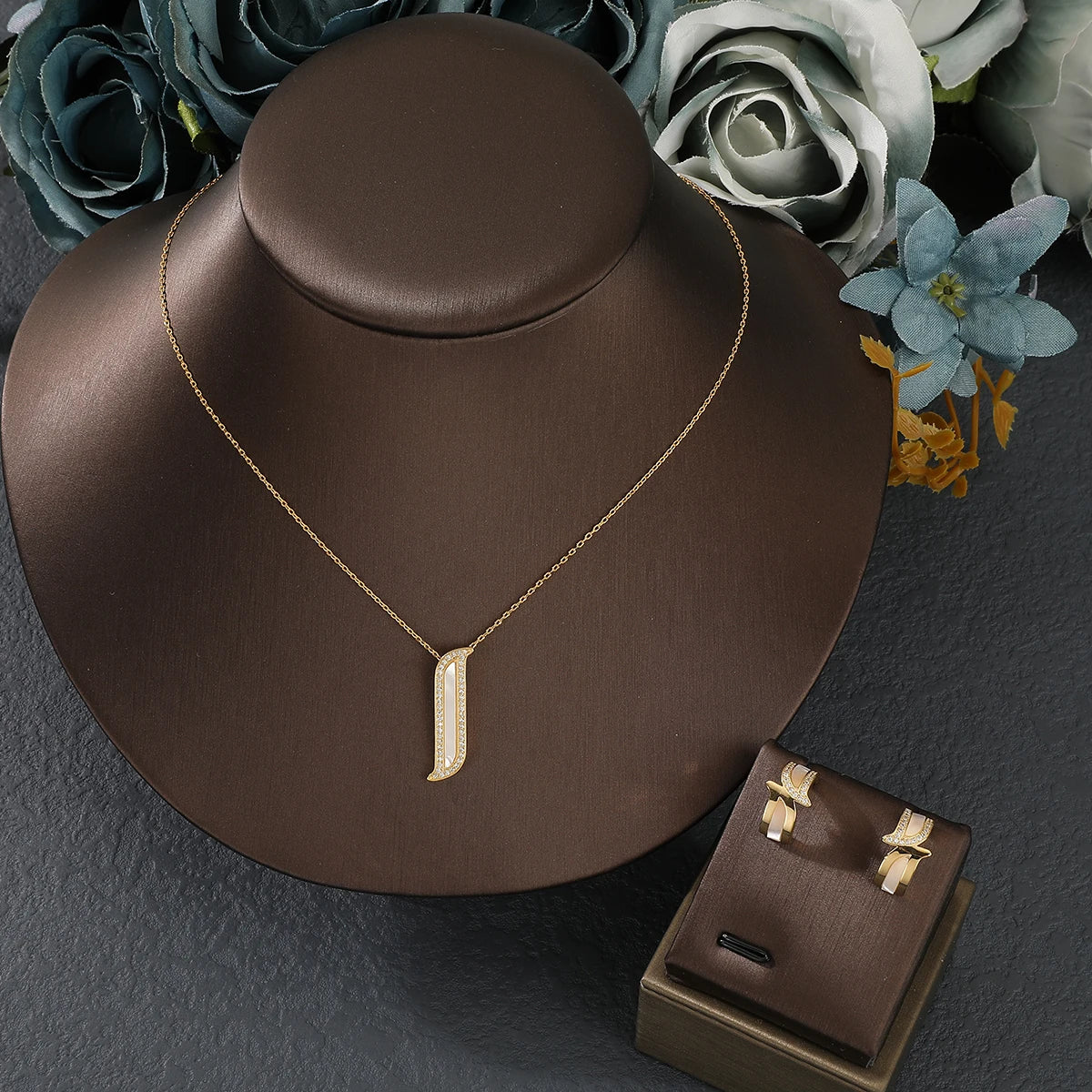 Fashion New Romatic Women's Sweet 2 Pcs Necklace & Earrings Set Sehll Material Geometic Design Jewelry Set