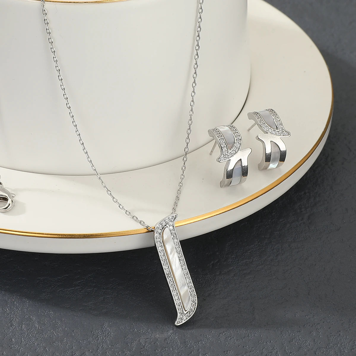 Fashion New Romatic Women's Sweet 2 Pcs Necklace & Earrings Set Sehll Material Geometic Design Jewelry Set