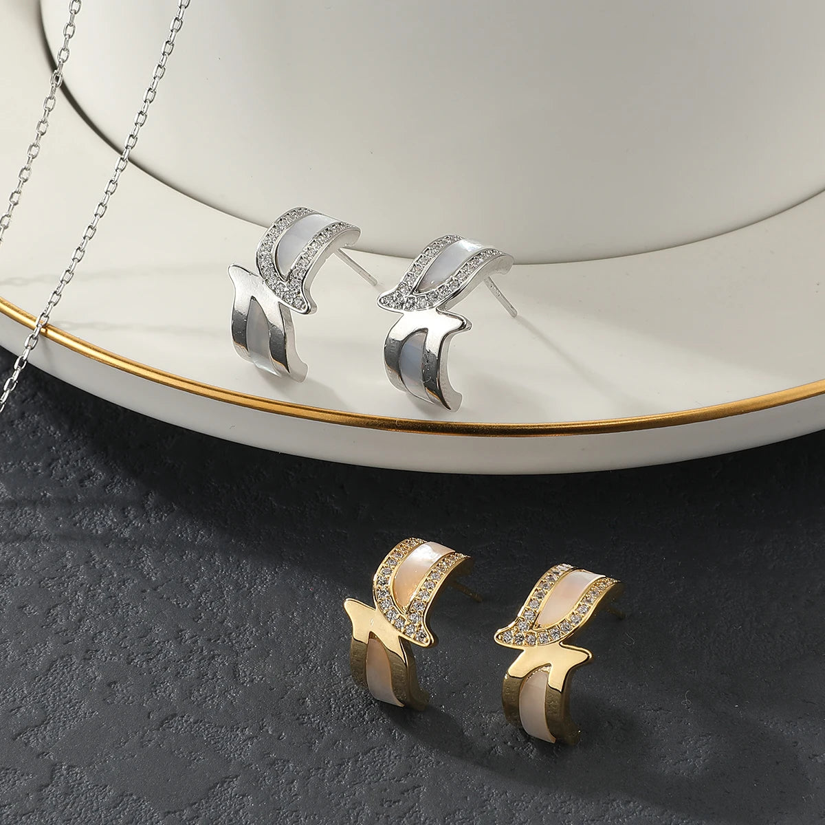 Fashion New Romatic Women's Sweet 2 Pcs Necklace & Earrings Set Sehll Material Geometic Design Jewelry Set